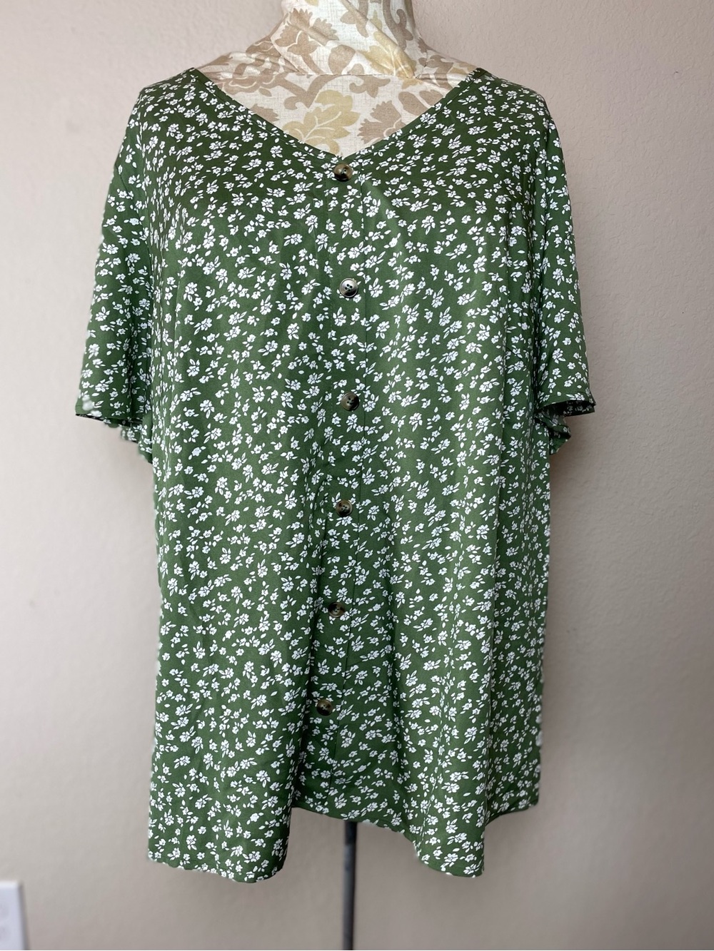 ✨ BloomChic Olive Green Floral Button-Down Shirt – NWT – Size 18-20 ✨